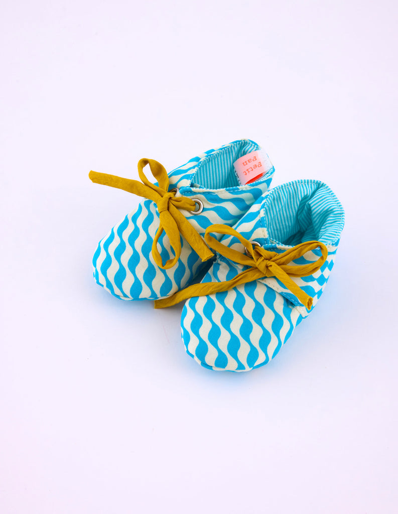 Chaussons bébé Kifkif bleu avec des motifs ondulés