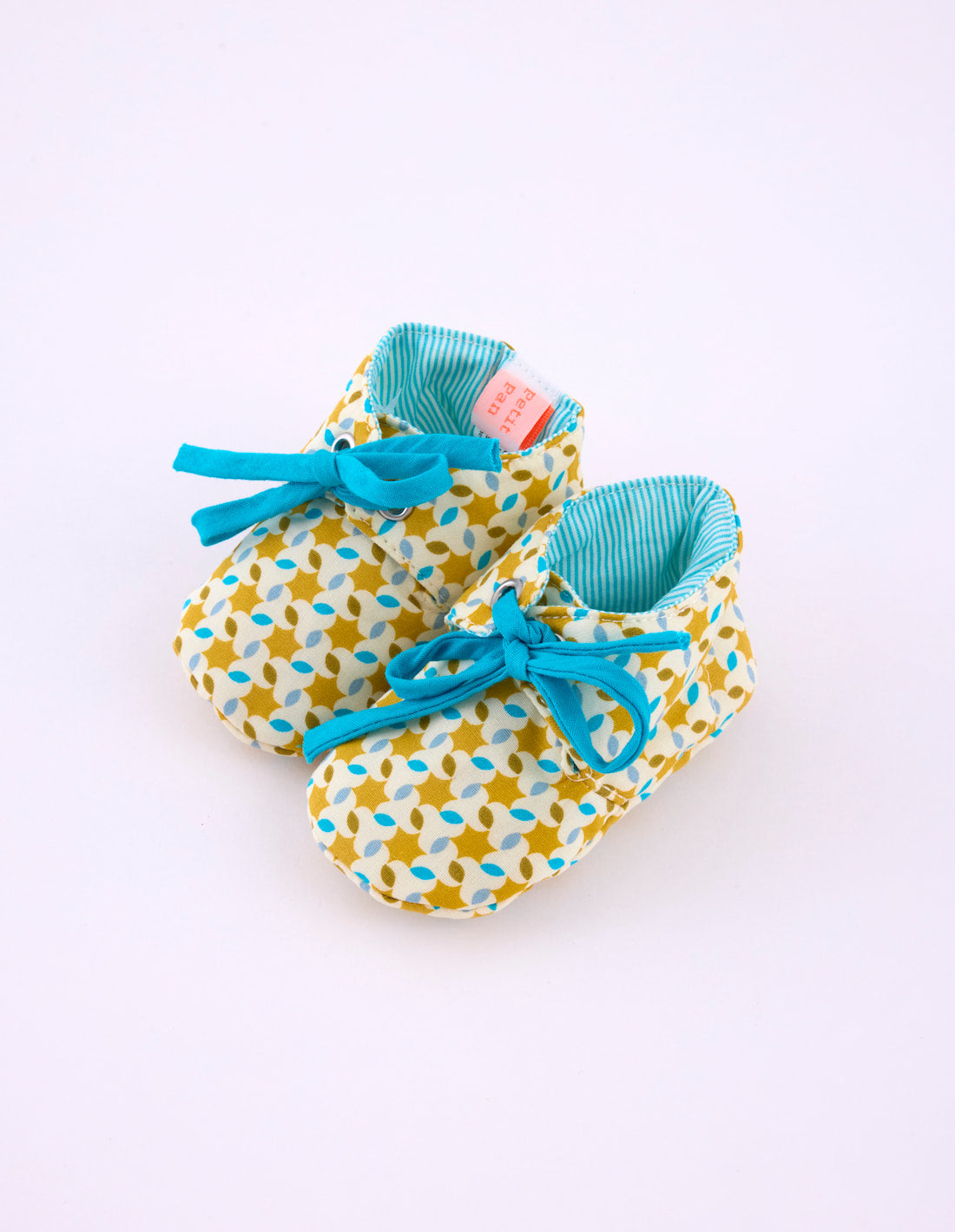 Chaussons bébé Moussem Safran avec des motifs géométriques