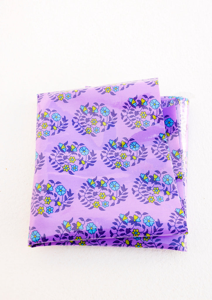 Coton enduit lilas avec des motifs fleuris