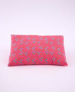 Coussin mini Aziza rose avec des motifs fleuris