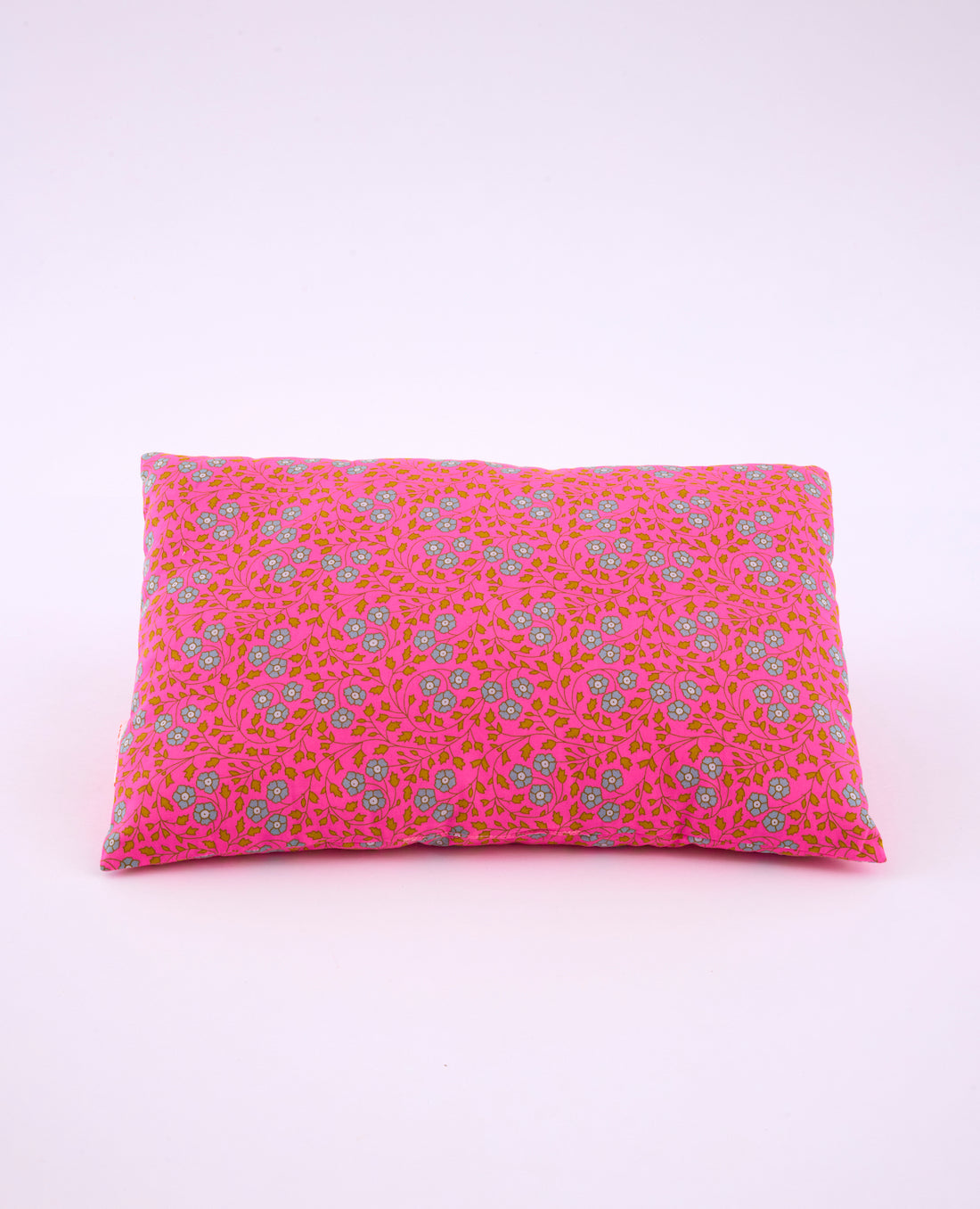 Coussin mini Aziza rose avec des motifs fleuris