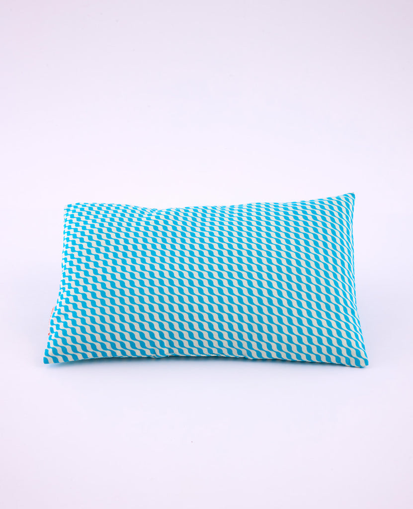 Coussin Kifkif bleu avec des motifs ondulés