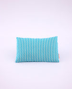 Coussin mini Kifkif bleu avec des motifs ondulés