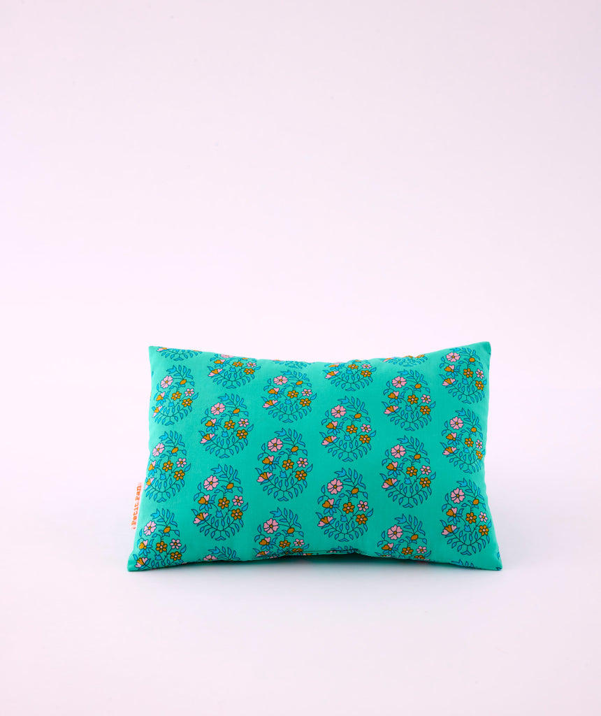 Coussin mini shalin vert d'eau avec des motifs fleuris