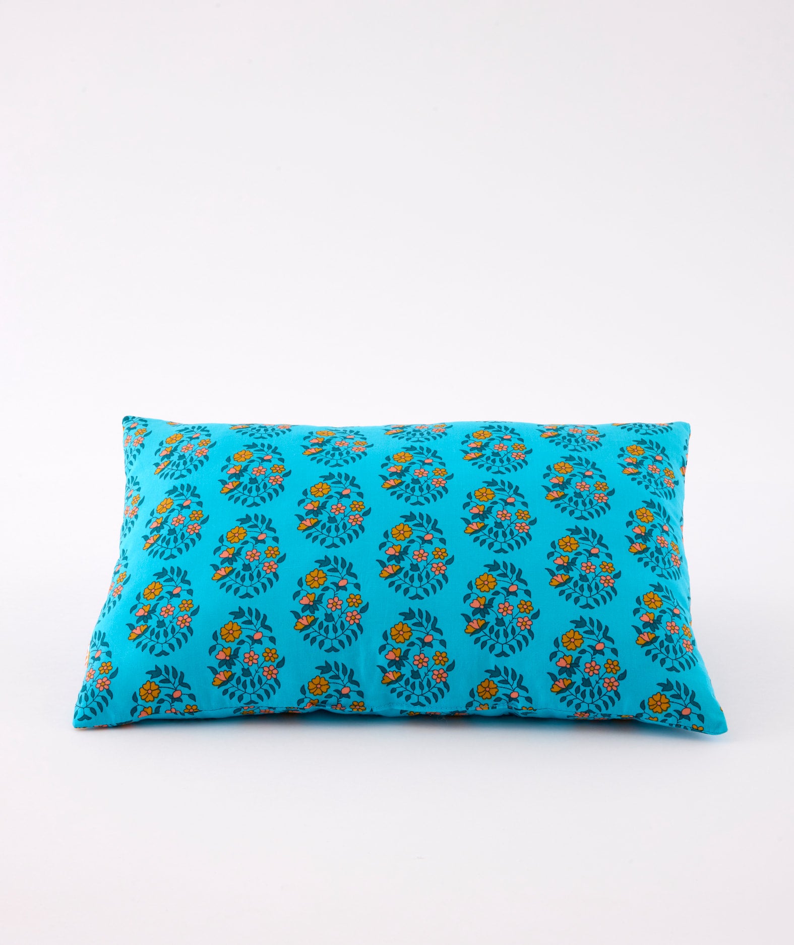 Coussin shalin bleu avec des fleurs