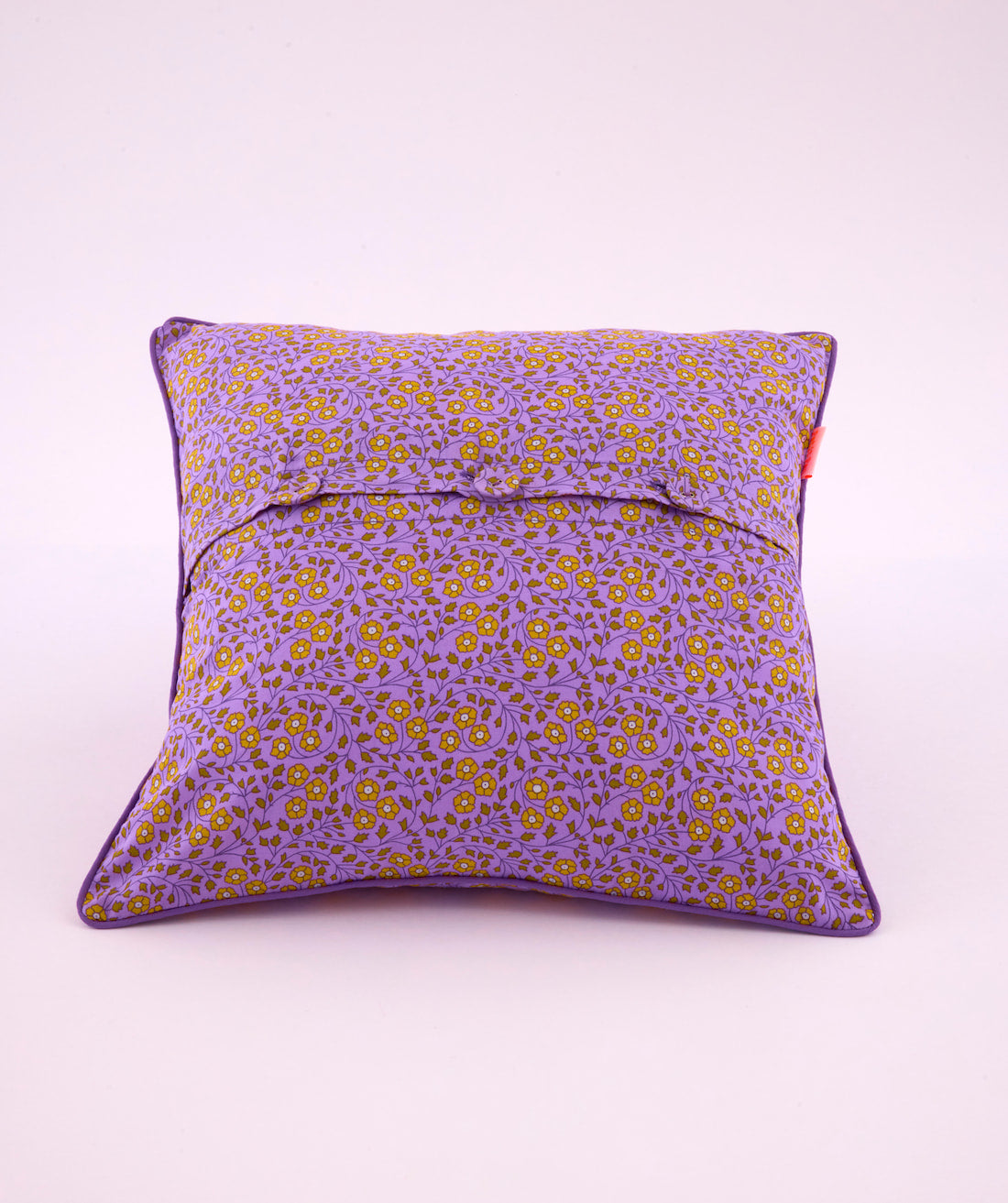 Coussin bouton Aziza lilas avec des motifs géométriques