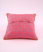 Coussin bouton Aziza rose avec des motifs géométriques