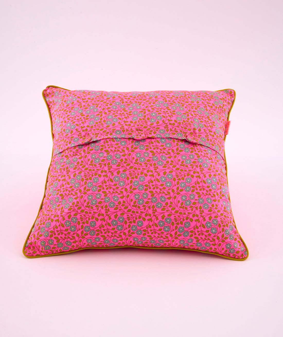 Coussin bouton Aziza rose avec des motifs géométriques