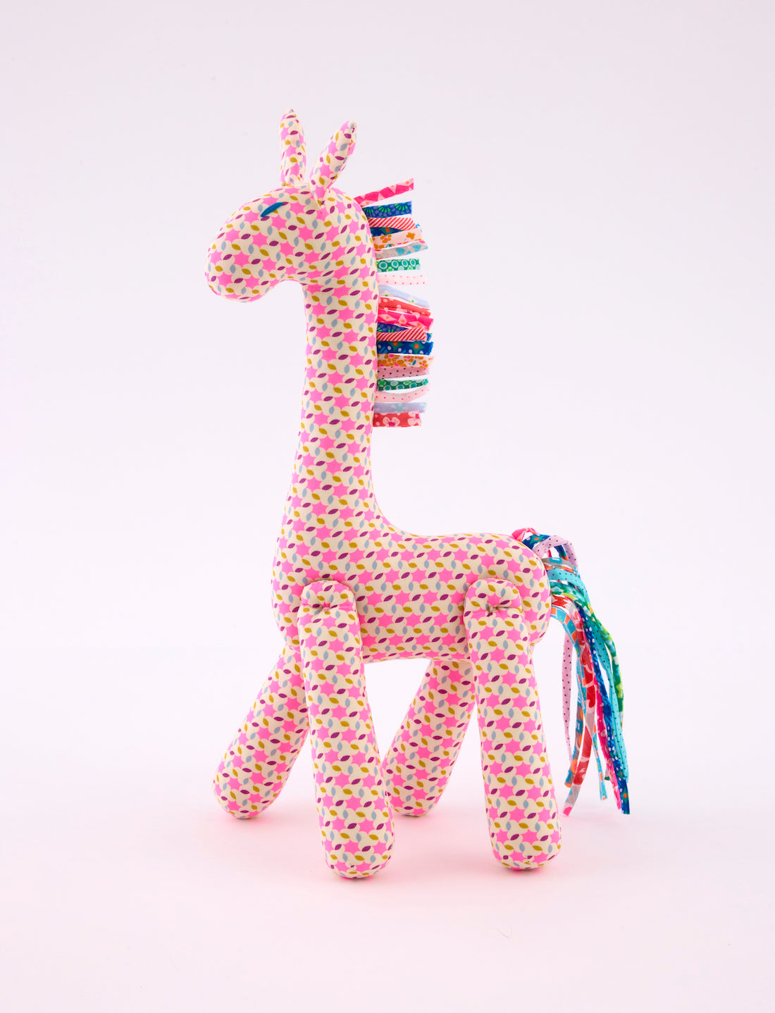 Doudou Girafe Moussem rose avec des motifs géométriques