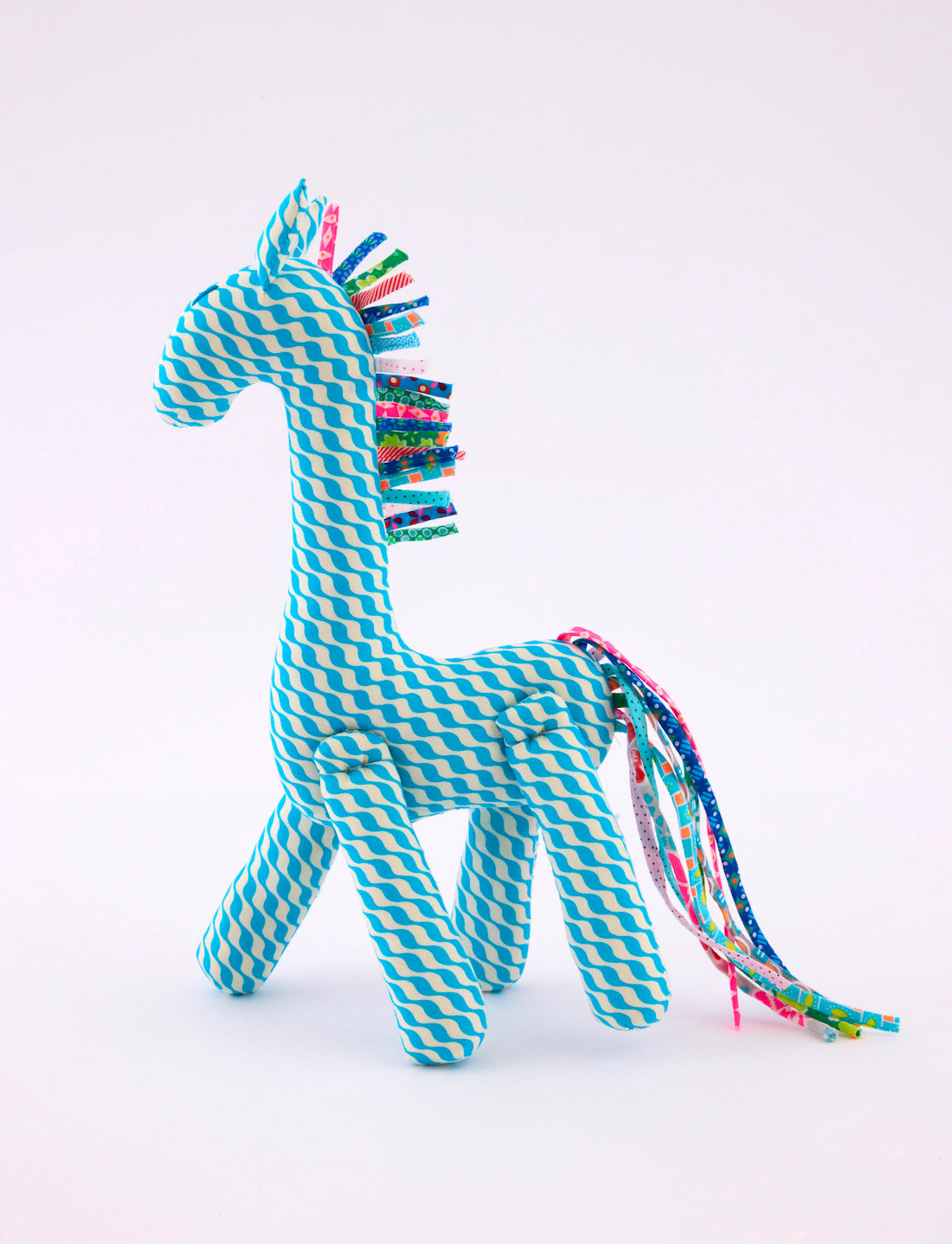 Doudou Girafe Kifkif bleu avec des motifs ondulés