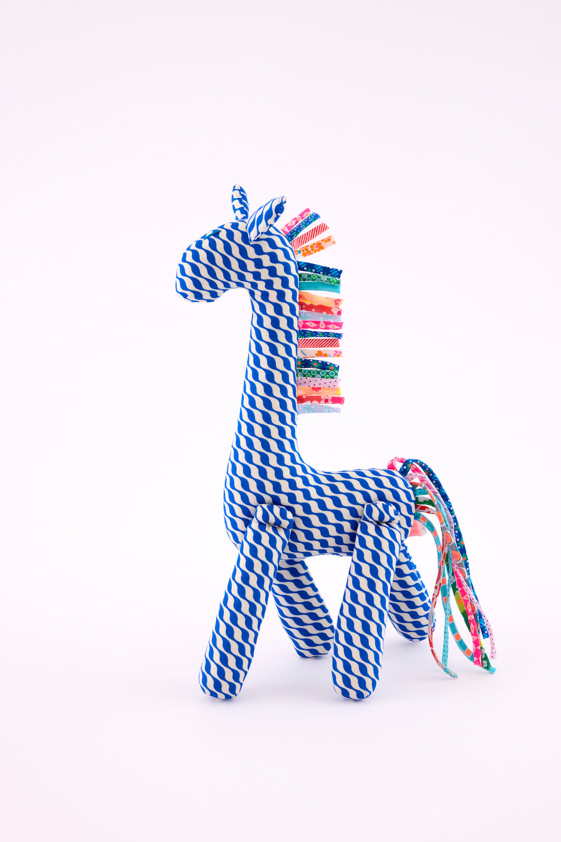 Doudou Girafe Kifkif outremer avec des motifs ondulés