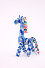 Doudou Girafe Kifkif outremer avec des motifs ondulés