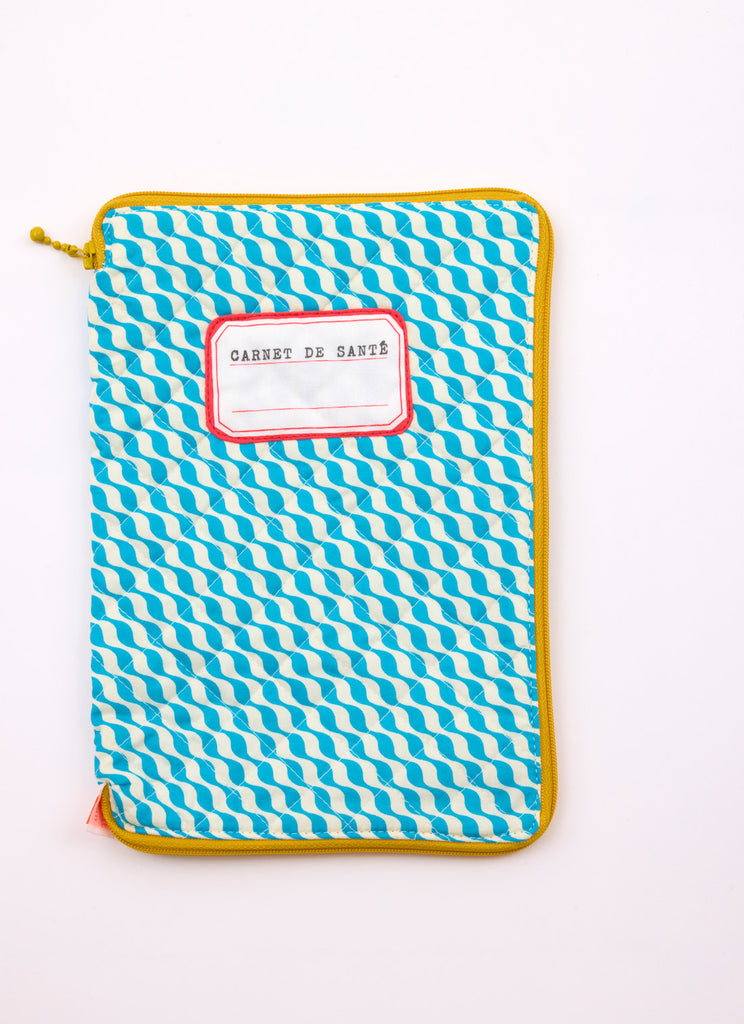 Housse carnet de santé Kifkif bleu avec des motifs ondulés