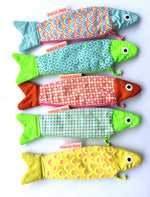 Portes-clés poissons avec des motifs géométriques